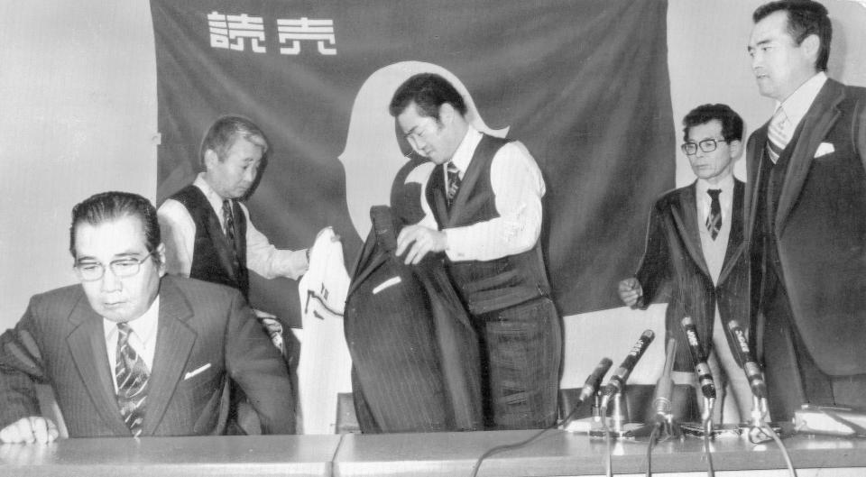 入団発表で巨人のユニホームに着替える張本勲氏（中央）、右端は長嶋茂雄監督、左端は正力亨オーナー＝１９７５年１２月２９日
