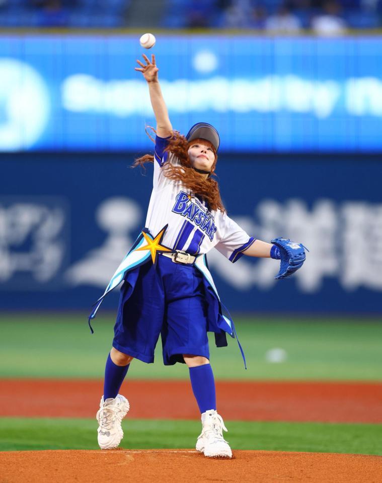 始球式に臨むきゃりーぱみゅぱみゅ（撮影・石井剣太郎）