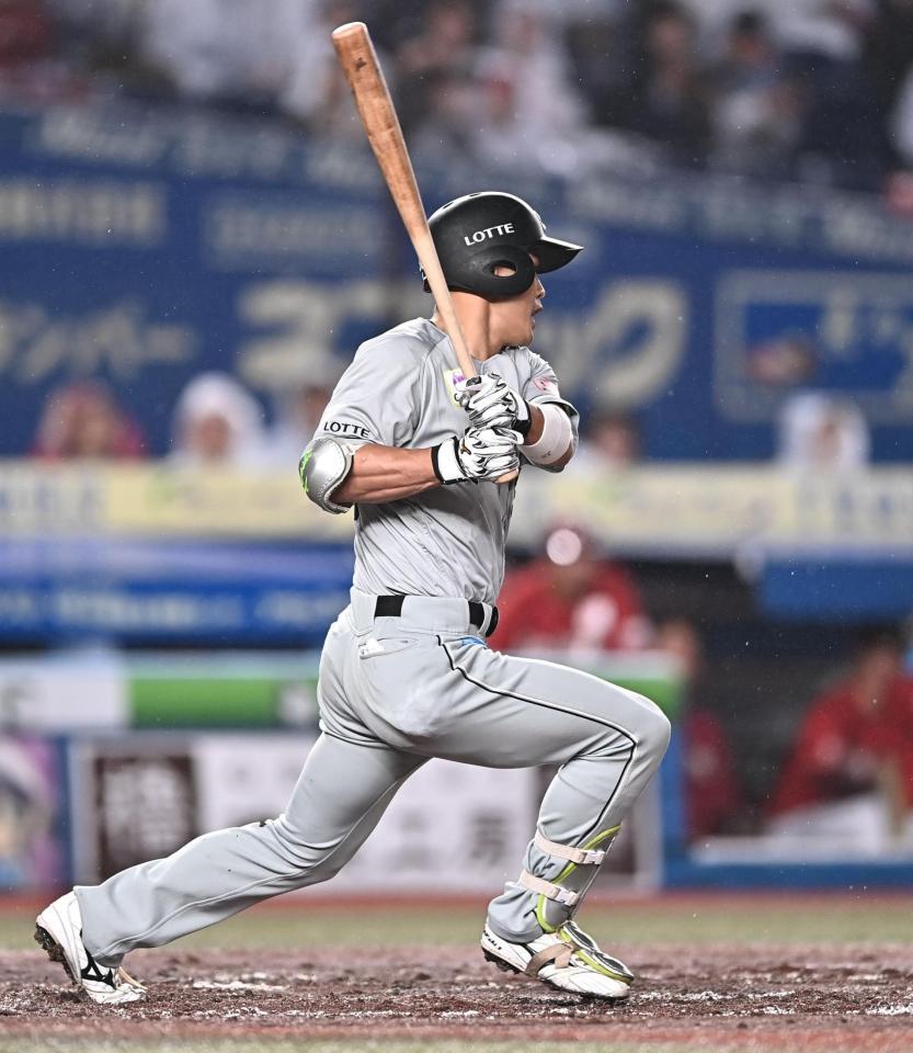 ２回、中前適時打を放つ山崎（撮影・開出牧）