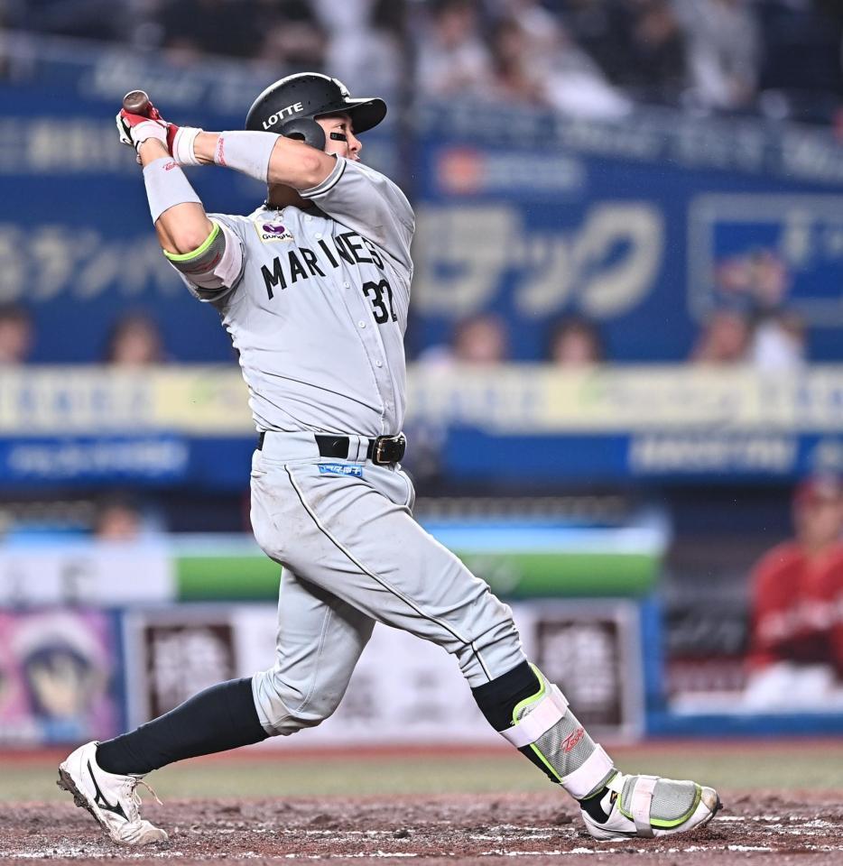７回、右越え２ランを放つ佐藤（撮影・開出牧）