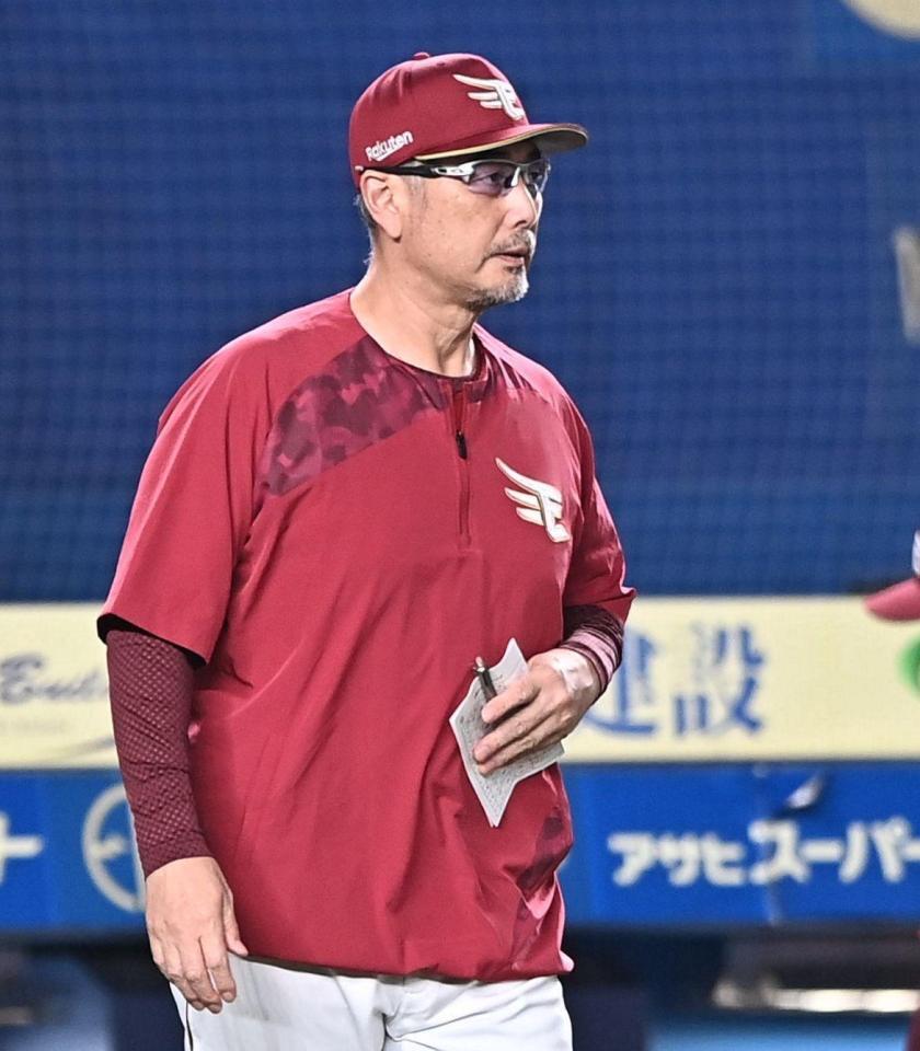 ８回、投手交代を告げる吉井監督（撮影・開出牧）