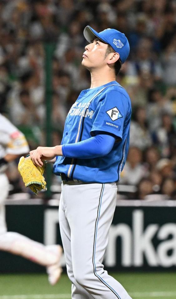 ４回、柳田に右越えへ２打席連続本塁打を浴び、ぼうぜんとする加藤貴
