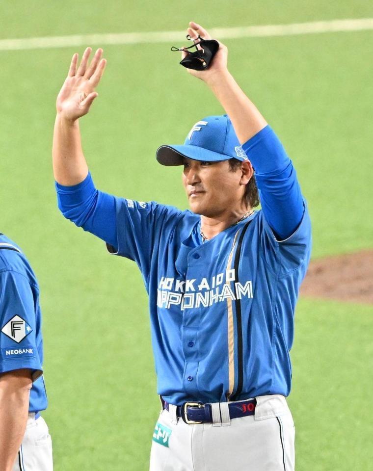 ファンに向かって手を振る新庄監督