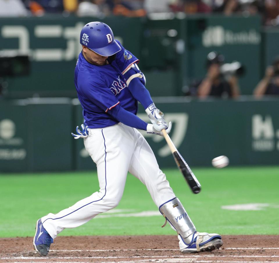 ４回、石伊は左中間に２点適時二塁打を放つ（撮影・佐々木彰尚）