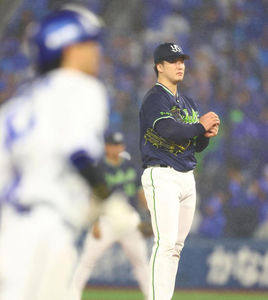 ３回、古市（左）に２者連続となる本塁打を許した吉村（撮影・石井剣太郎）