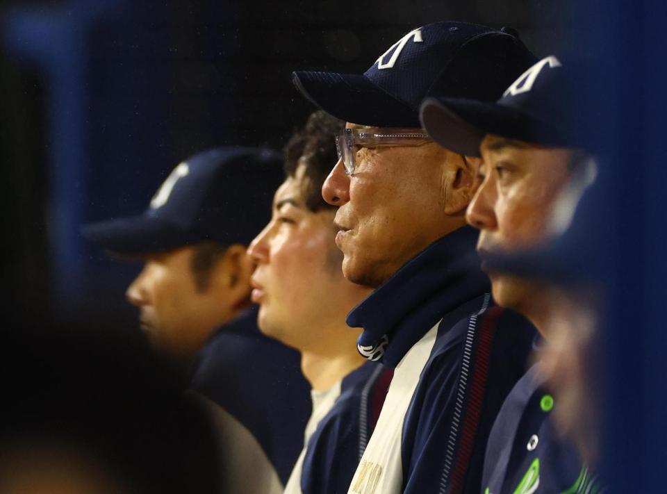 ６回、戦況を見守る池山監督（左から３人目）＝撮影・石井剣太郎