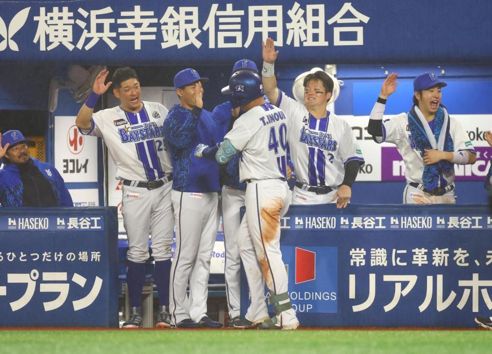 ３回、２ランを放ちナインに迎えられる井上（４０）＝撮影・石井剣太郎