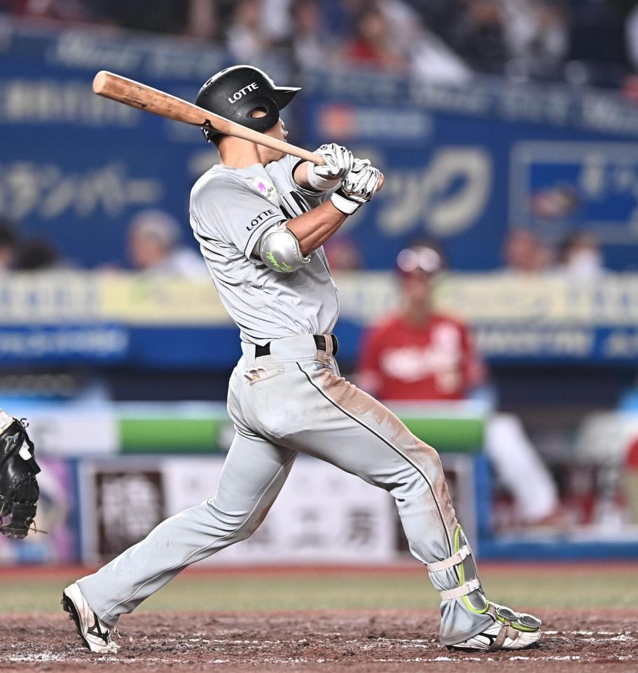 ８回、左前打を放ち猛打賞の山崎（撮影・開出牧）