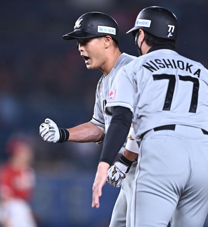 ２回、中前適時打を放ちコブシを握る山崎（撮影・開出牧）