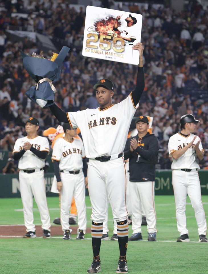 通算２５０セーブ記録を達成したマルティネス（撮影・佐々木彰尚）