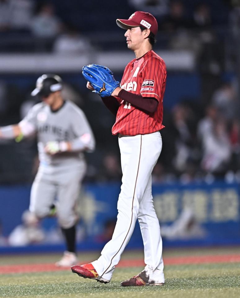 ７回、佐藤（後方）に右越え２ランを打たれた岸（撮影・開出牧）