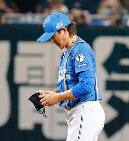 　ソフトバンクとの最終戦を終え、引き揚げる新庄監督
