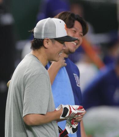 大野（右）と話す坂本（撮影・佐々木彰尚）