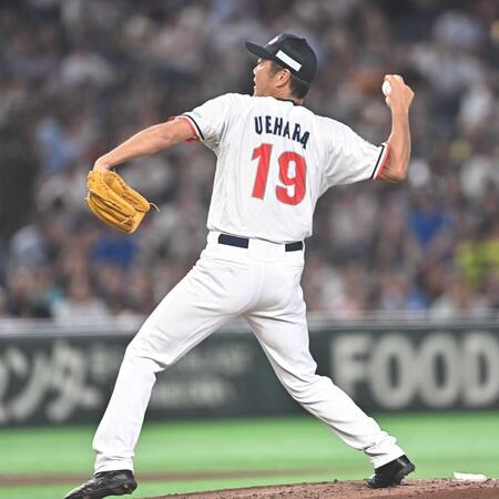 ドリーム・ヒーローズのユニホームに着替えて張本勲さんと対戦する上原浩治氏＝７月