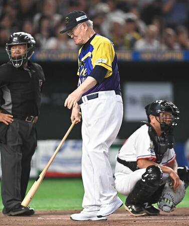 ５回、打席に立つも申告敬遠され笑みを浮かべる張本勲さん＝７月