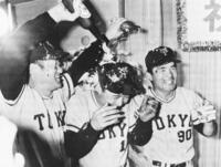 　リーグ優勝を決め、（右から）長嶋監督、王にビールをかける＝７６年１０月　【右】「サントリードリームマッチ２０２６」で５回に打席に立ち、申告敬遠され笑顔を見せる張本勲さん＝７月２７日