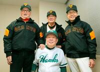 　巨人とホークスのＯＢ戦を前に、野村克也さん（手前）、長嶋茂雄さん（左）、王貞治氏（右）と記念撮影＝１８年２月