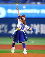 始球式に臨むきゃりーぱみゅぱみゅ（撮影・石井剣太郎）＝１０日