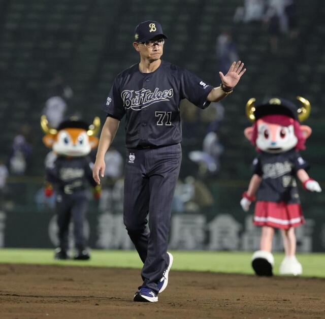ファンへの挨拶を終え、ベンチに引き揚げる岸田監督（撮影・坂部計介）