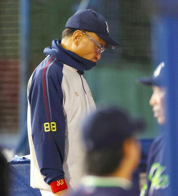 　交代を告げベンチに戻る池山監督（撮影・石井剣太郎）