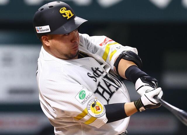ソフトバンク・山川 4カ月ぶりの10号2ラン バックスクリーンへ豪快
