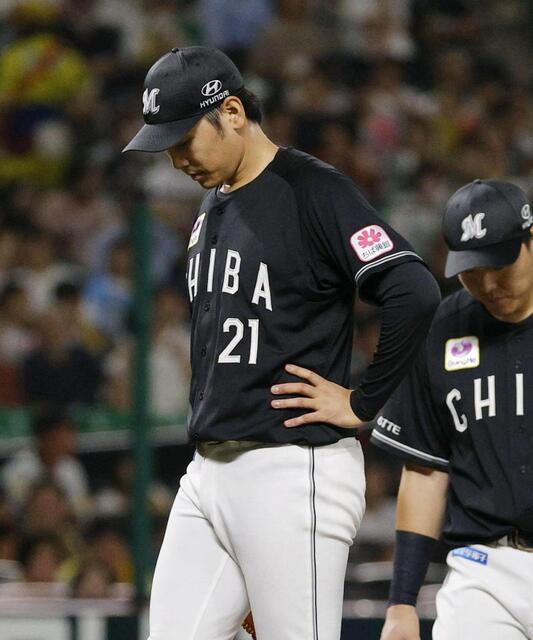 　４回途中、降板するロッテ・石川柊＝みずほペイペイドーム