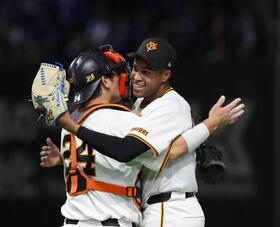 大城と抱き合うマルティネス（撮影・佐々木彰尚）