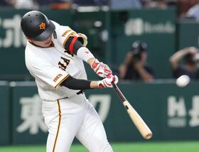 　２回、二塁打を放つ坂本（撮影・佐々木彰尚）