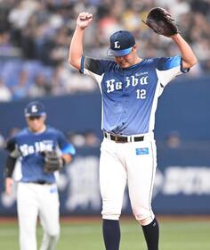 ４回、マウンドで苦痛を訴える渡辺（撮影・高部洋祐）