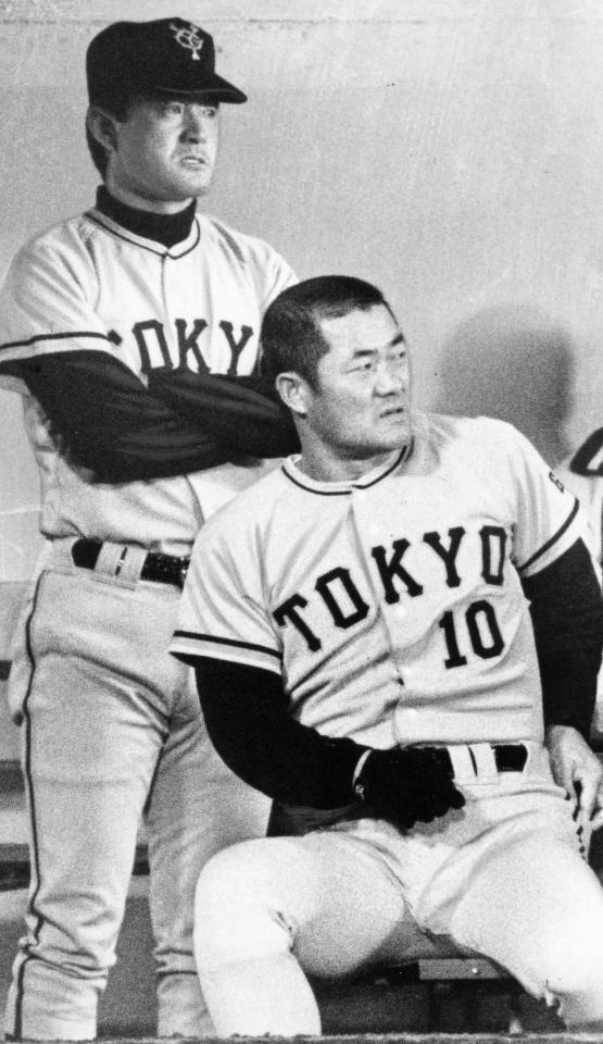 戦況を見つめる巨人・張本勲さん（右）と長嶋茂雄監督＝１９７９年