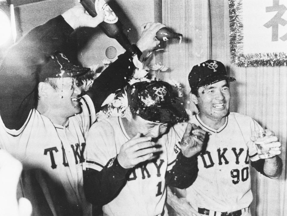 　リーグ優勝を決め、（右から）長嶋監督、王にビールをかける＝７６年１０月　【右】「サントリードリームマッチ２０２６」で５回に打席に立ち、申告敬遠され笑顔を見せる張本勲さん＝７月２７日