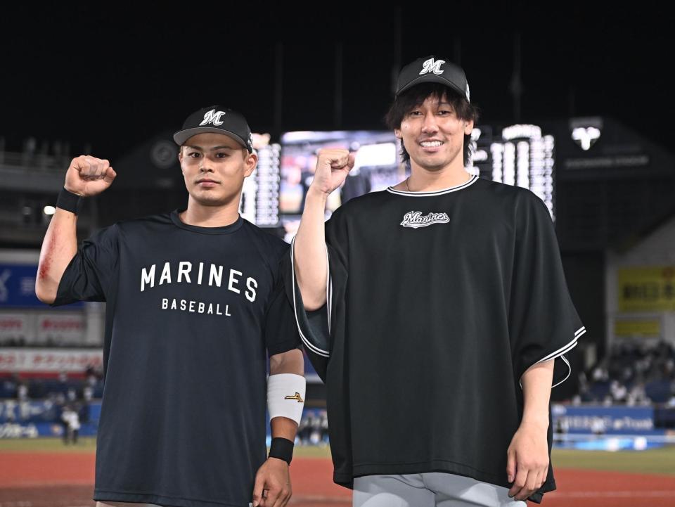 ヒーローインタビューを終えガッツポーズを決める猛打賞の山崎（左）と今季３勝目を挙げた高野（撮影・開出牧）