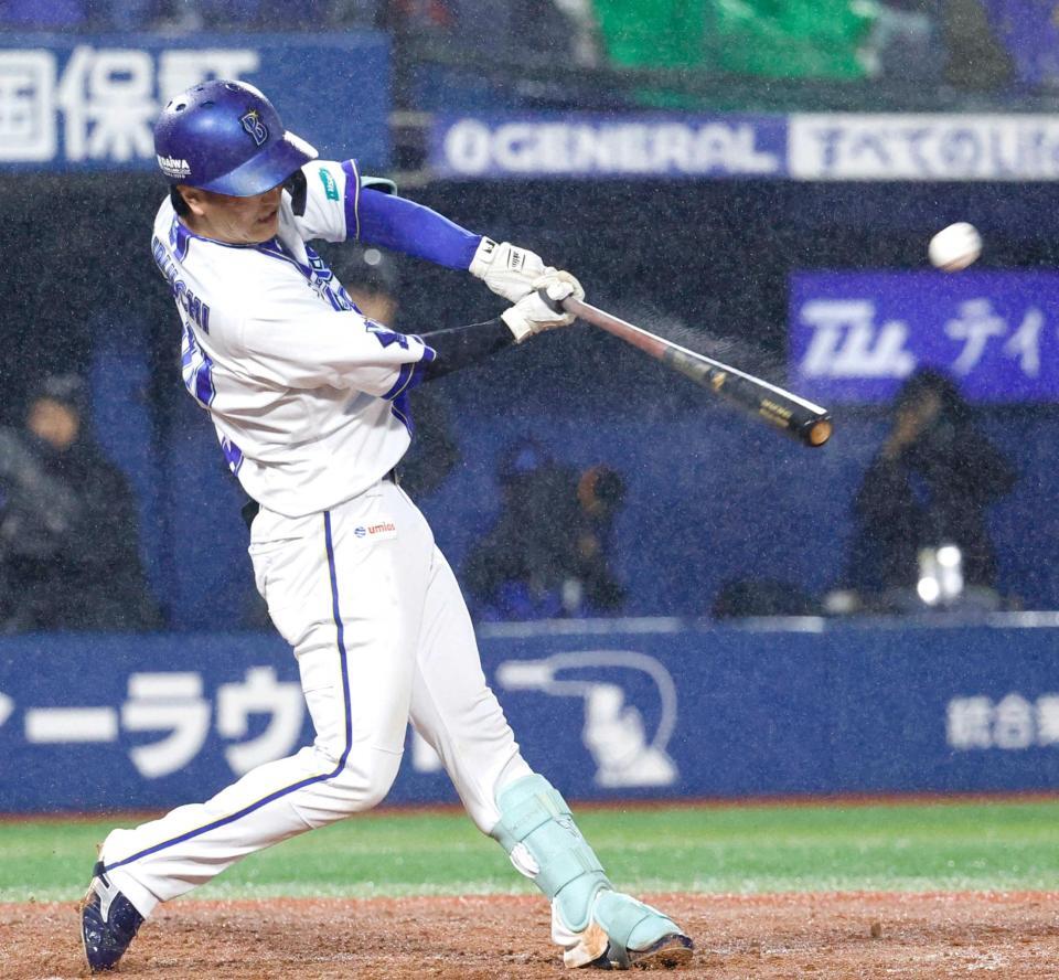 　３回、左越えソロを放つ古市
