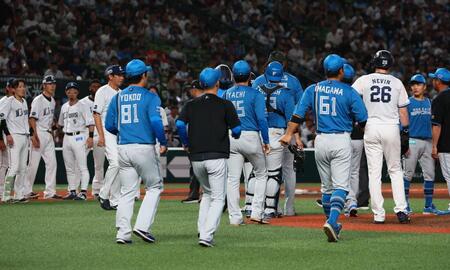 ５回、マウンドに集まる西武ナインと日本ハムナイン（撮影・中島達哉）