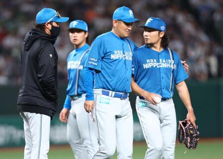 ５回、伊藤（右）に声を掛ける新庄監督（撮影・中島達哉）