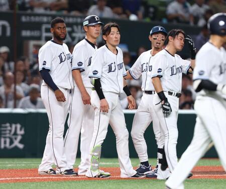 ５回、伊藤の元に向かう西武ナイン（撮影・中島達哉）