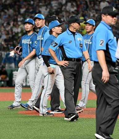 ５回、伊藤（左端）が、黒田コーチとにらみ合い、ベンチを飛び出した選手たち