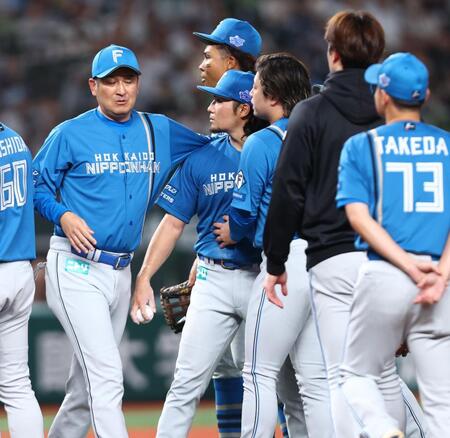 ５回、加藤投手コーチ（左）に制止される中、西武ナインをにらみつける伊藤（中央）＝撮影・中島達哉