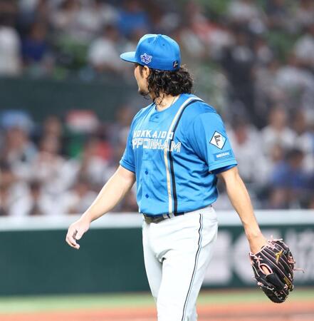 ５回、西武ベンチ側を見ながらベンチに戻る伊藤（撮影・中島達哉）