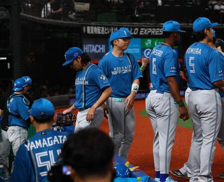 ５回を抑え、ベンチに戻る伊藤（中央）＝撮影・中島達哉