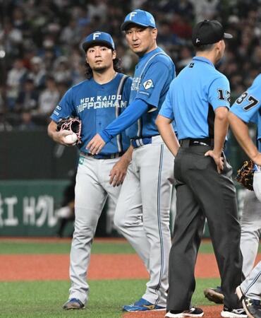 ５回、ベンチから飛び出した西武の選手たちを見つめる伊藤（左端）
