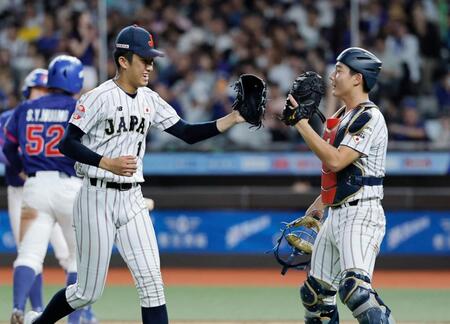 ３回、ピンチを切り抜けタッチを交わす織田（左）と山田（共同）