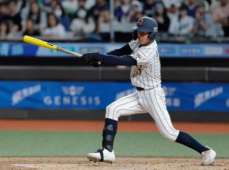 １回、萬谷が適時打を放つ（共同）