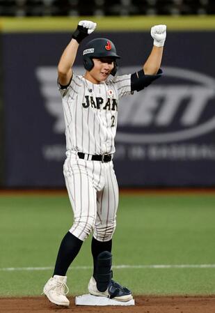 １回、適時二塁打を放ちガッツポーズする山田（共同）