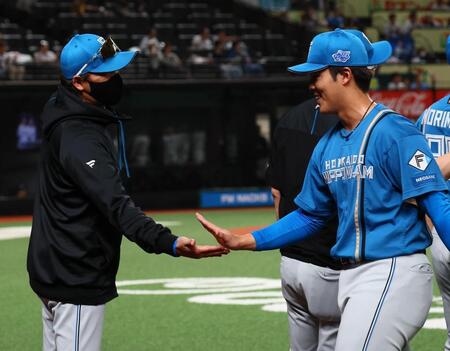 １２回引き分け試合となり、柴田（右）を迎える新庄監督（撮影・中島達哉）
