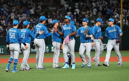 １２回引き分け試合となり、タッチを交わす日本ハムナイン（撮影・中島達哉）