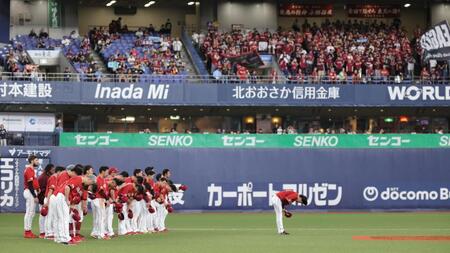 京セラドームでの今季最終戦を終え、ファンにあいさつをする楽天ナイン（撮影・坂部計介）
