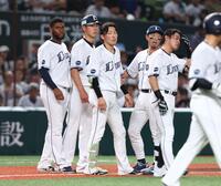 ５回、伊藤の元に向かう西武ナイン（撮影・中島達哉）