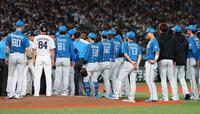 ５回、両軍一触即発の雰囲気の中、輪の中に向かう新庄監督（右から２人目）＝撮影・中島達哉