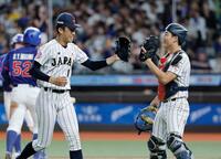 ３回、ピンチを切り抜けタッチを交わす織田（左）と山田（共同）